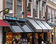 twee winkelpuien aan de nieuwstad in leeuwarden