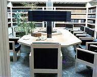 interieur vergaderkamer met notarisstoelen