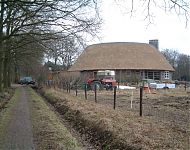 stallen en woning rond een binnenplaats