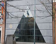 gevel met kunst van buy&groenewoud (bok en raven) en nypels (zon)