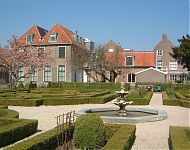 marxveld met ernaast een nieuwe privé woning