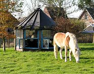 speelhuis uit oud bouwmateriaal