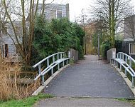 voetbrug met bankjes in nieuw sloten