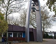 stalen klokkentoren als toegangspoort