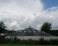 de molukse kerk gaat nu schuil in het groen