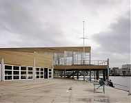 botenloods en clubhuis vanaf de drijvende vlonder