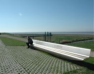 monumentale banken op de dijk bij zwarte haan
