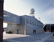 centraalbouw zoals het kruithuis, op een sokkel zoals de onderzeeër