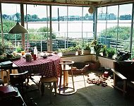 ons woonschip omringd met vlotten op de hollandsche ijssel