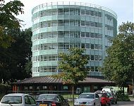 een toren met horeca op de begane grond